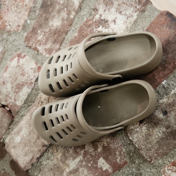 Slippers - Picture 2 of 4